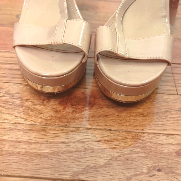 Steve Madden Xtrime Fawn Patent wedged heels with Gold tip - Picture 4 of 4